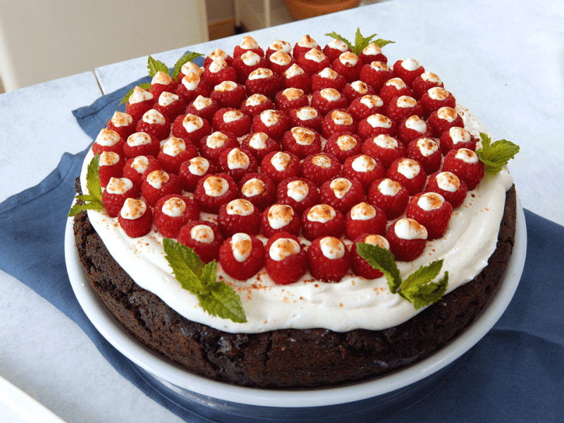 Magnifique gâteau au chocolat et aux framboises avec crème de mangue