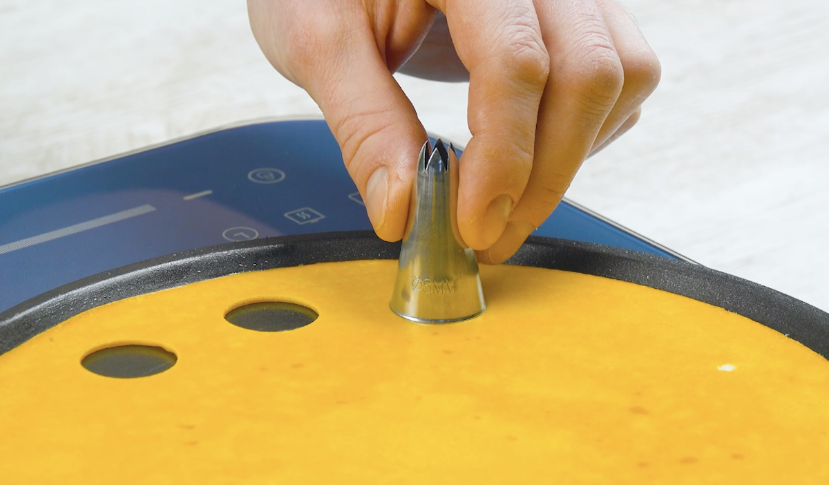découper de petits cercles dans le jaune d'œuf