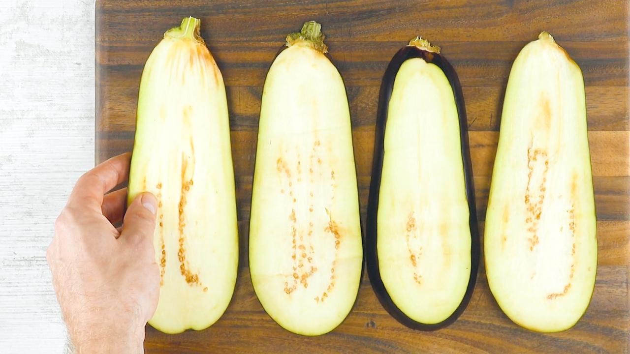 couper l'aubergine en tranches