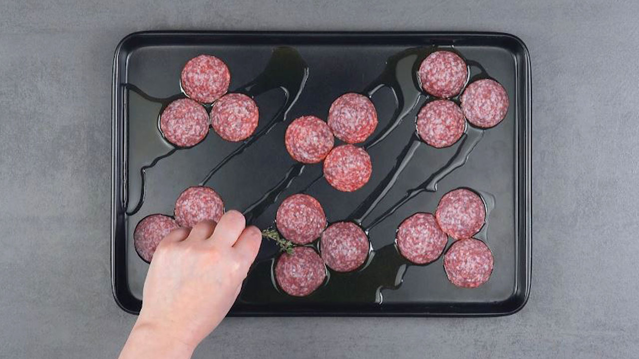 répartir le salami sur la plaque