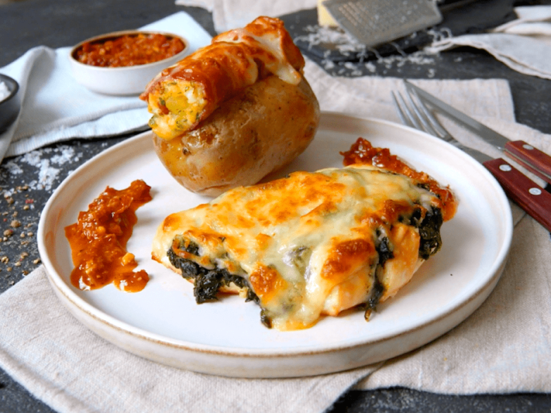Recette facile de poulet aux épinards avec des pommes de terre farcies et du pesto rouge