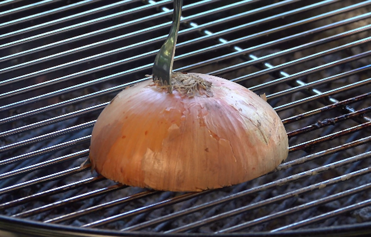 frotter la grille avec un oignon