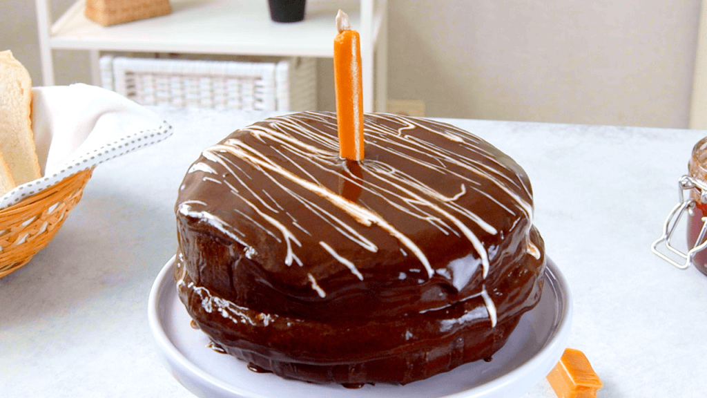 Recette de gâteau simple et rapide avec crème au caramel et confiture fruitée