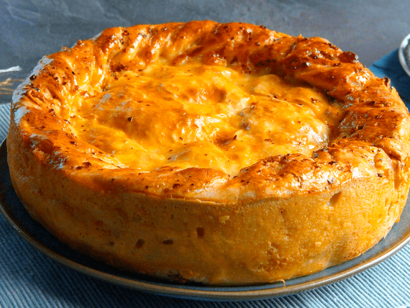 Recette de gâteau empanada avec du poulet, sauce tomate et pâte à pizza