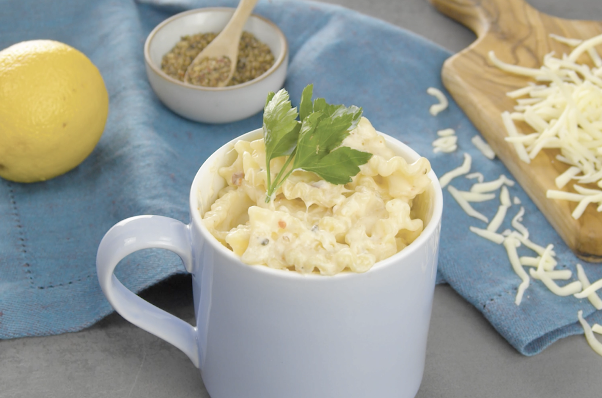 Pâtes au citron dans une tasse