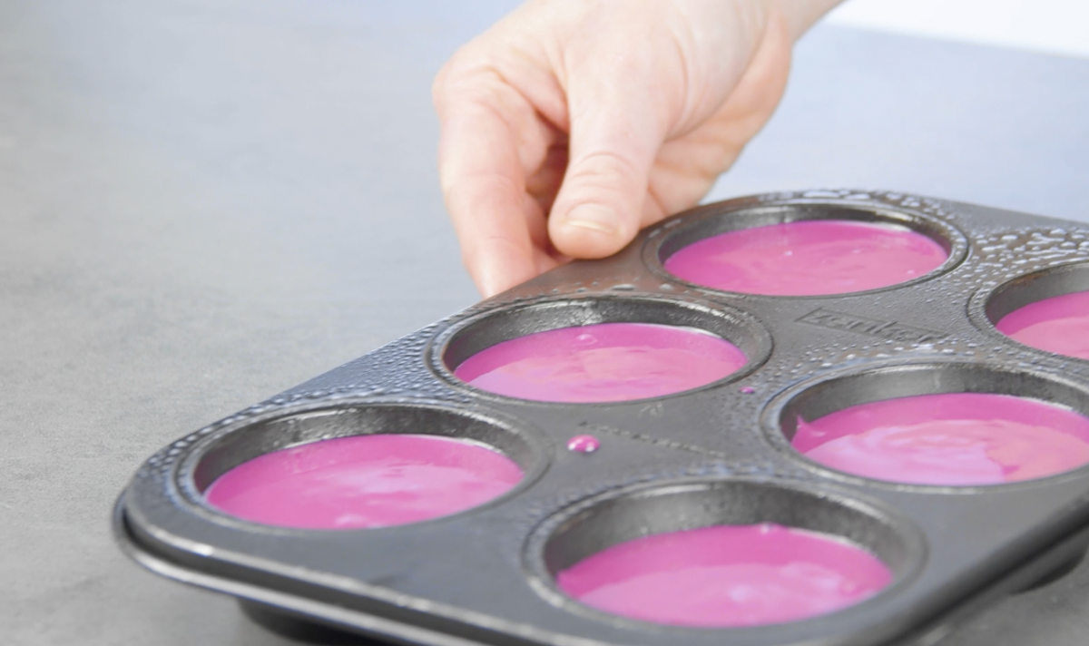 verser la pâte dans un moule à muffins 