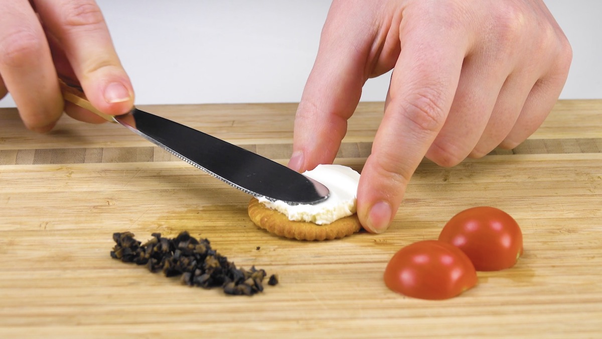 mettre le fromage frais sur les cracker