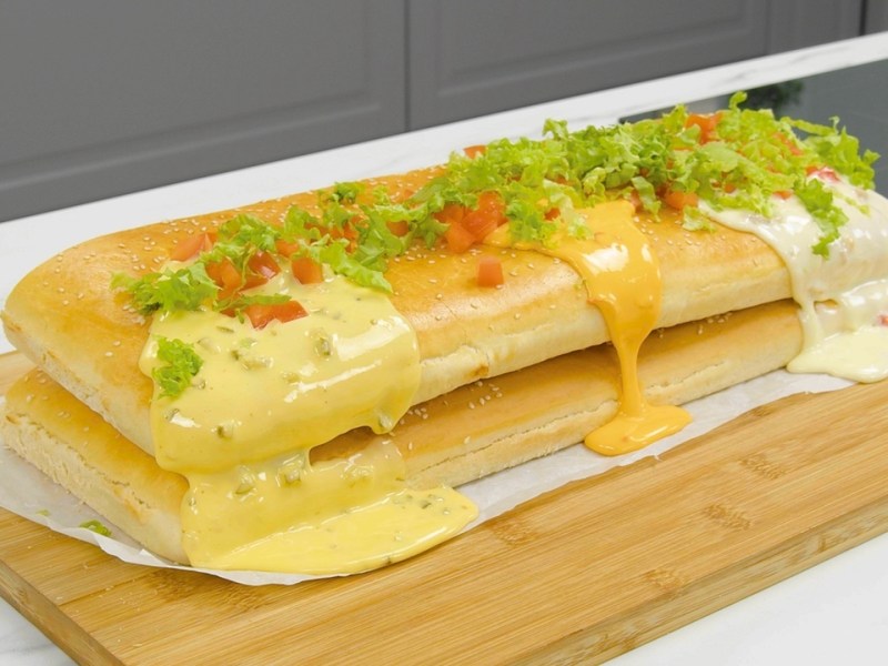 Gigantesque baguette cheeseburger aux oignons farcis