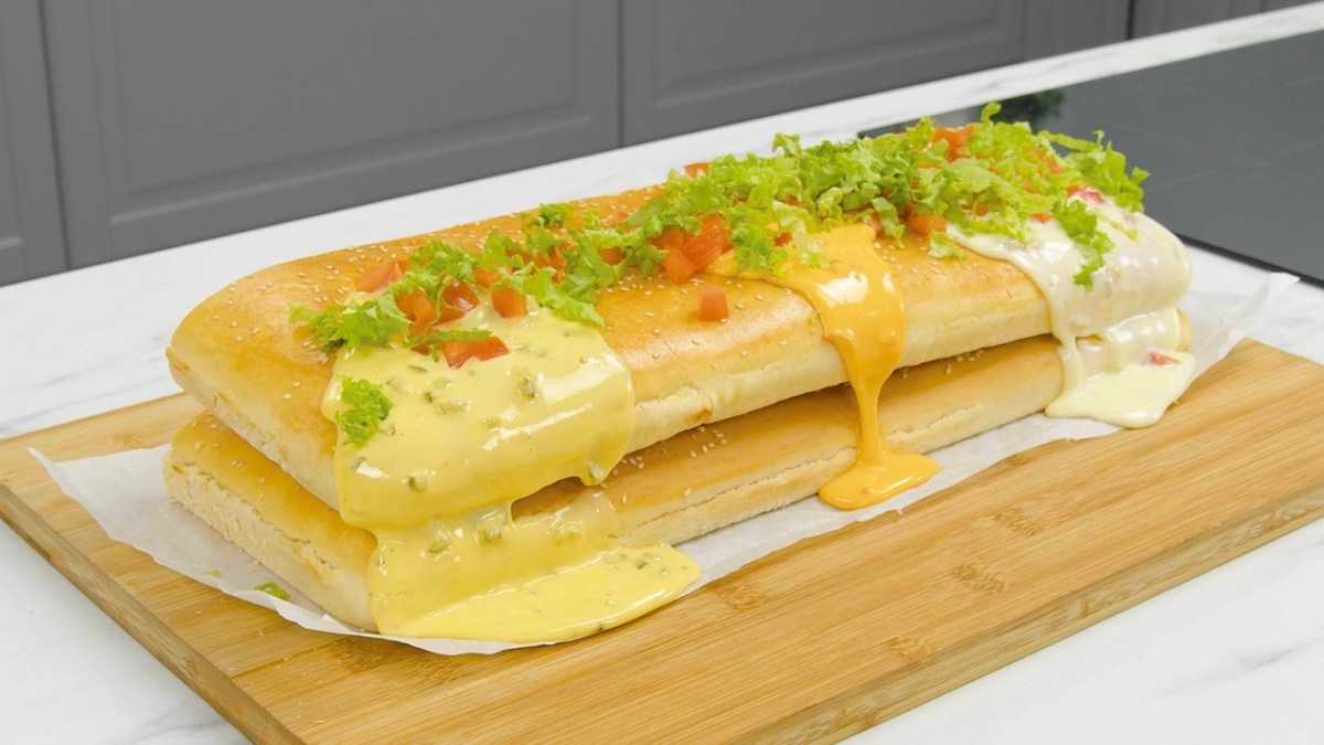 Gigantesque baguette cheeseburger aux oignons farcis