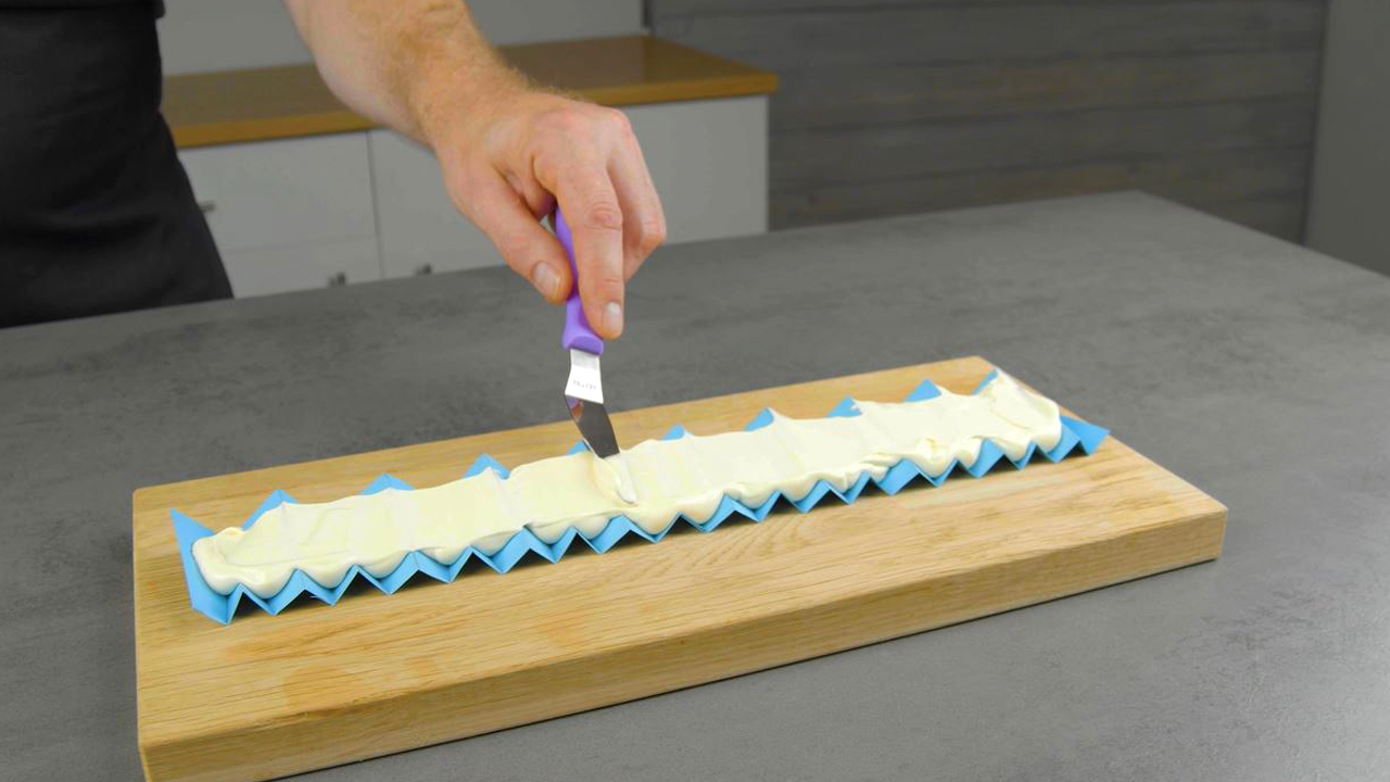 étaler la crème sur le papier plié
