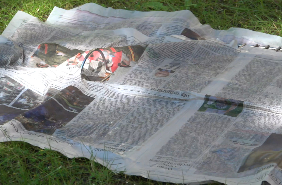 mettre du papier journal sur la grille