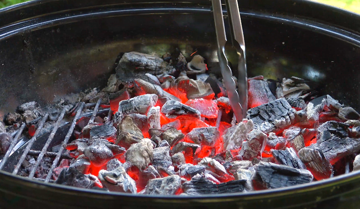 charbon dans le barbecue