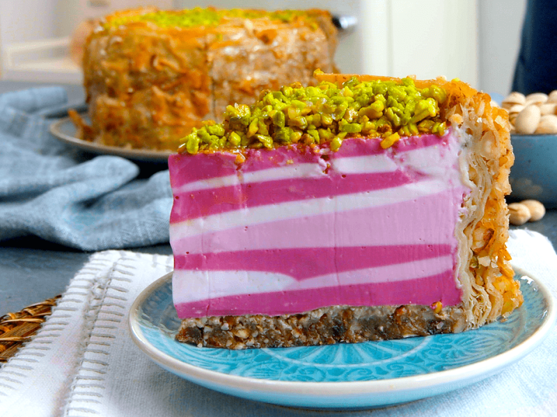 Gâteau baklava avec crème aux framboises et base de noix