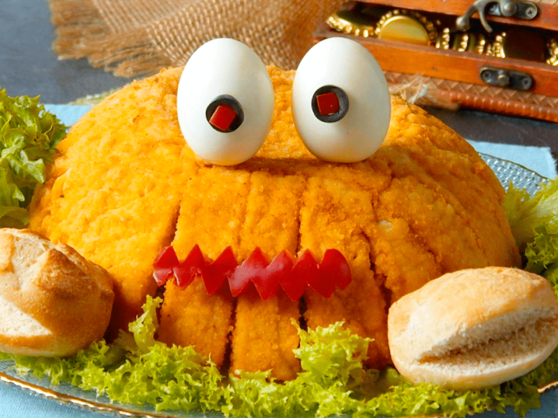 Bâtonnets de poisson avec purée de pommes de terre en forme de crabe mignon