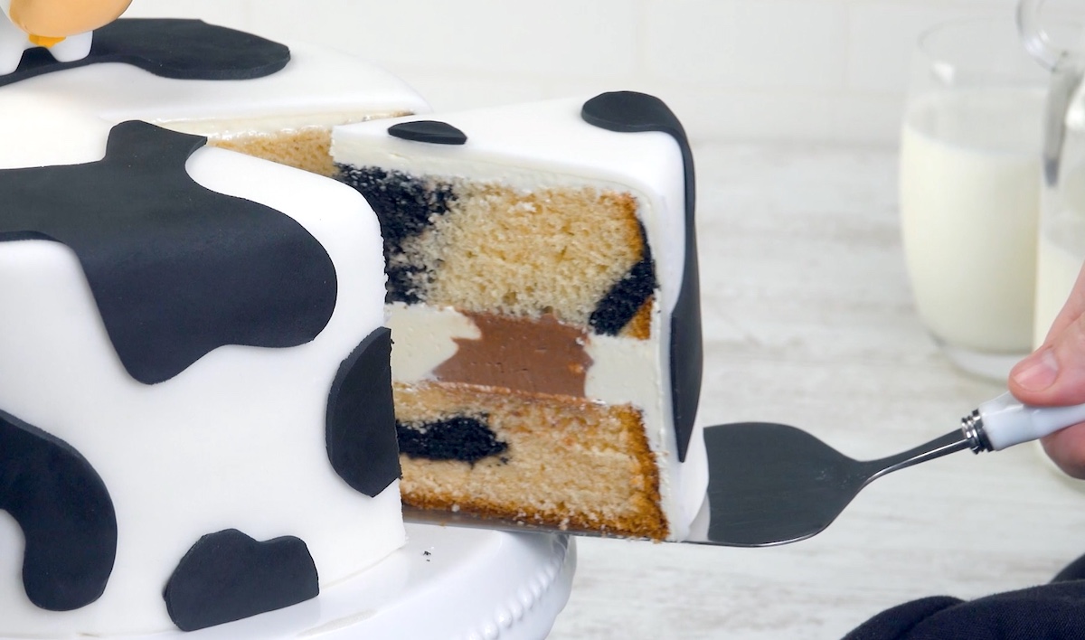 Joli gâteau tacheté avec de la crème au beurre