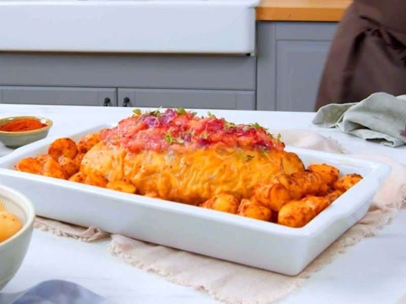 Recette de rôti de porc avec des oignons rouges et des pommes