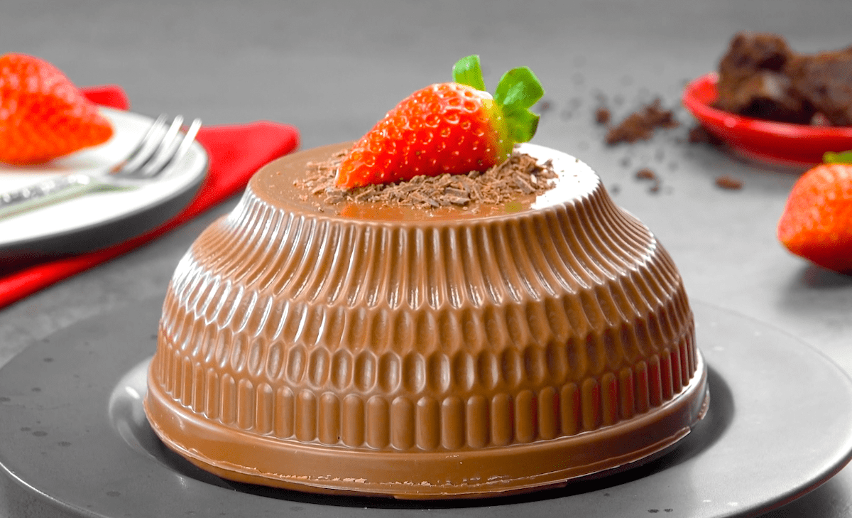 Brownie au chocolat avec des fraises et de la crème brigadeiro