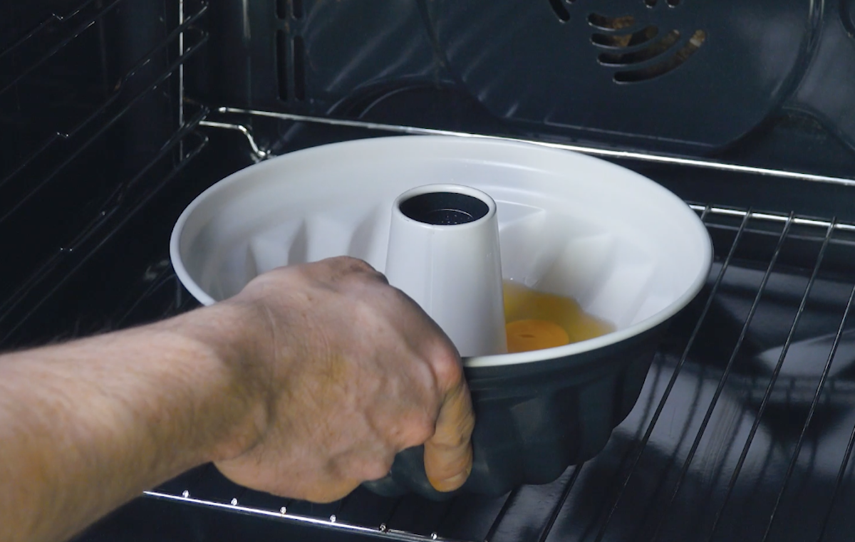 mettre les œufs dans un moule à kouglof graissé 
