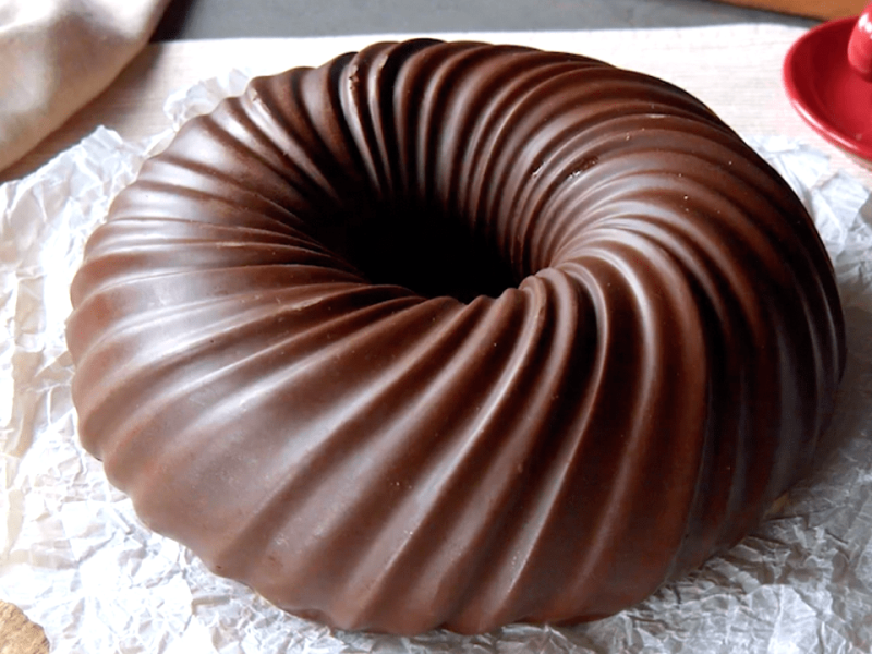 Recette sans cuisson de gâteau tourbillon avec une coque en chocolat, des fruits rouges et du mascarpone.