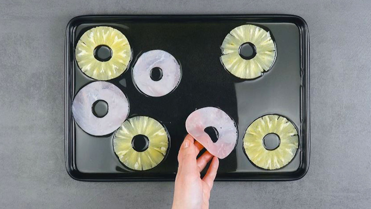 placer des tranches d'ananas et des tranches de jambon sur la plaque