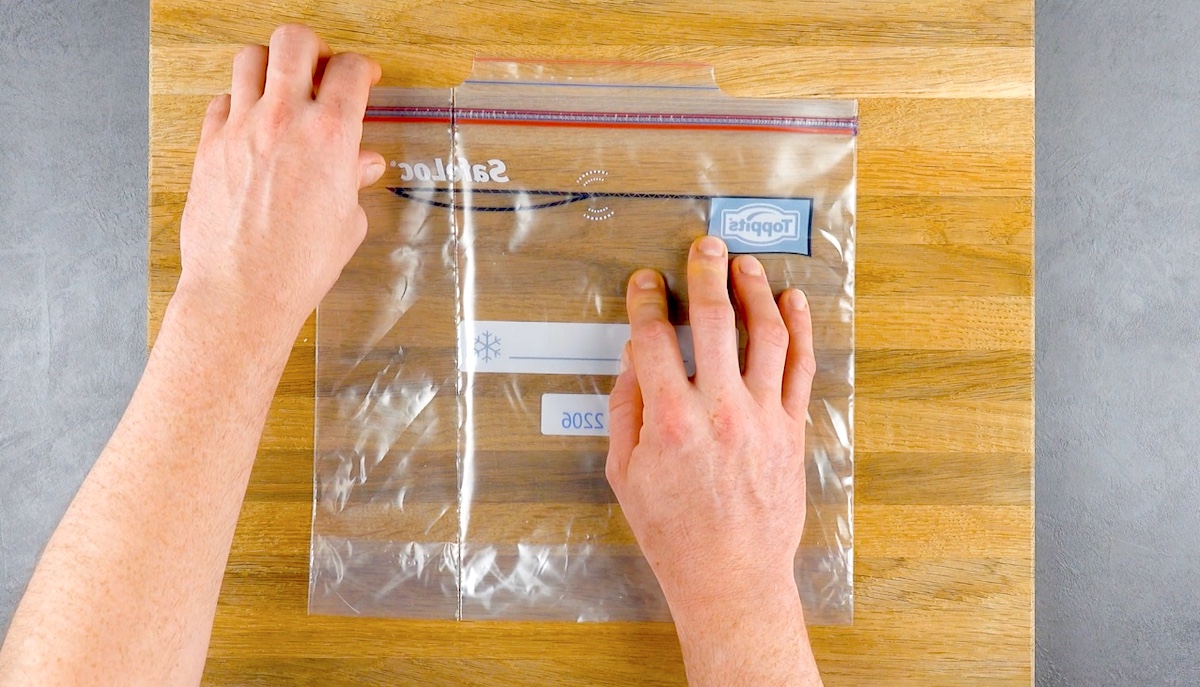 découper un sachet de congélation