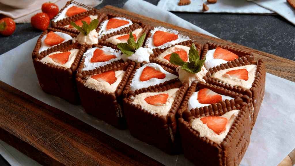 Gâteau sans cuisson avec des biscuits au chocolat et crème de fromage frais
