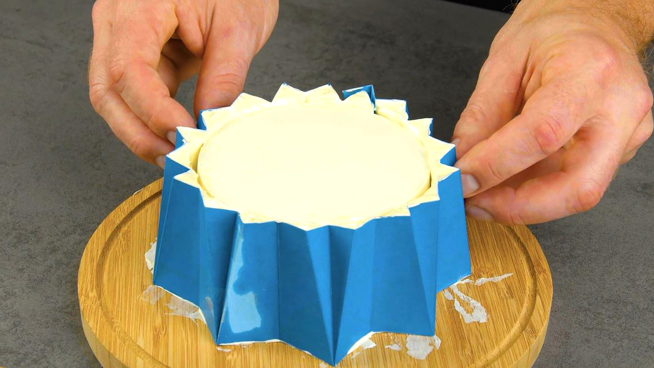 placer la crème et le papier autour du petit gâteau