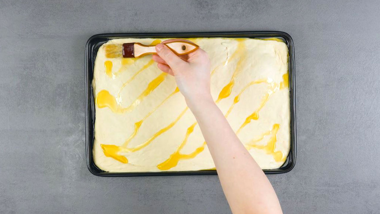 placer la pâte levée sur la garniture