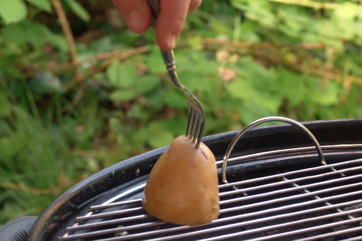 frotter pomme de terre contre la grille