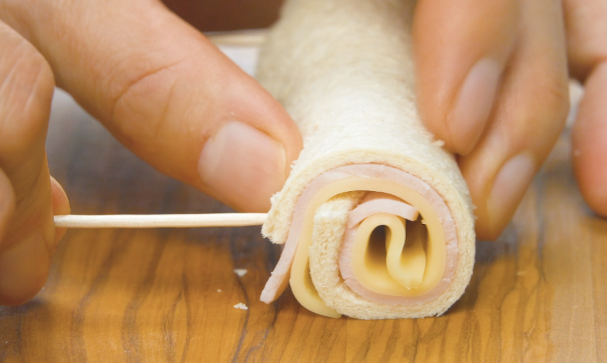 rouler le pain et le fixer avec des cure-dents
