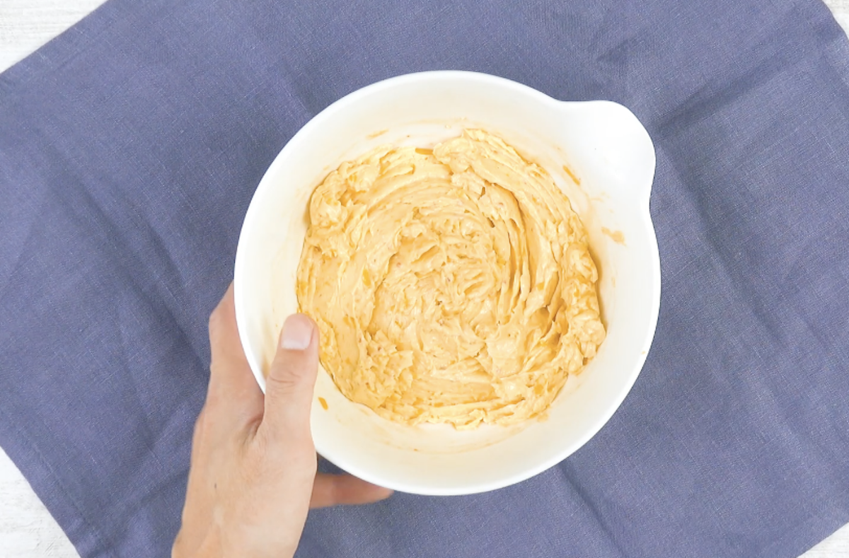mélanger les ingrédients pour la crème au fromage