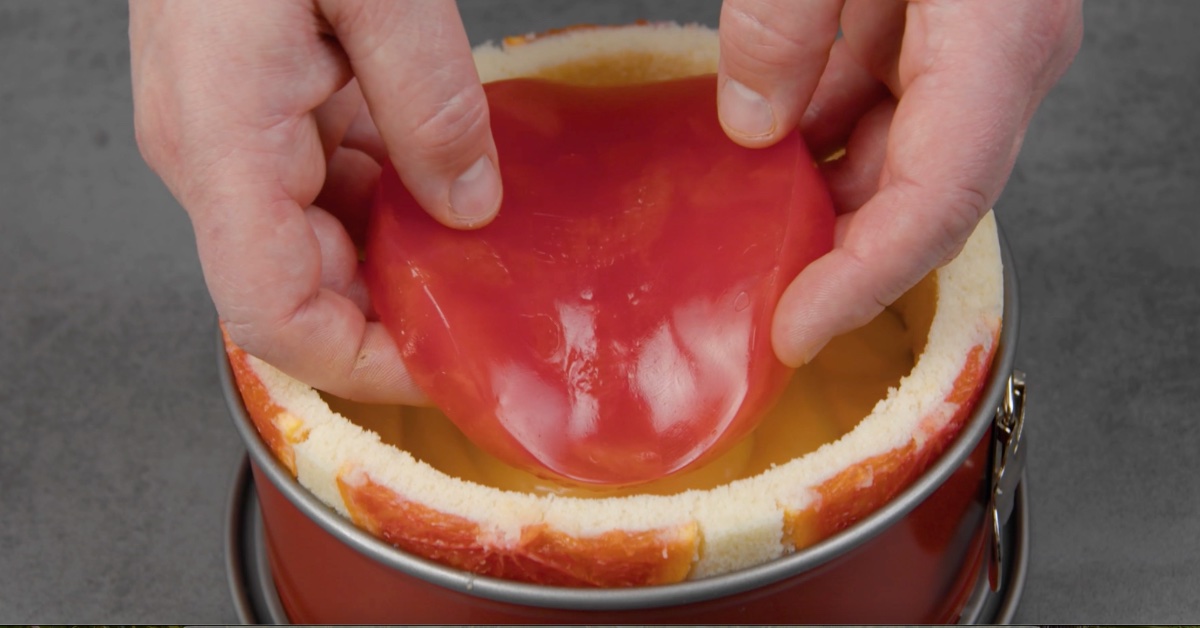 placer la gelée sur la crème à l'orange